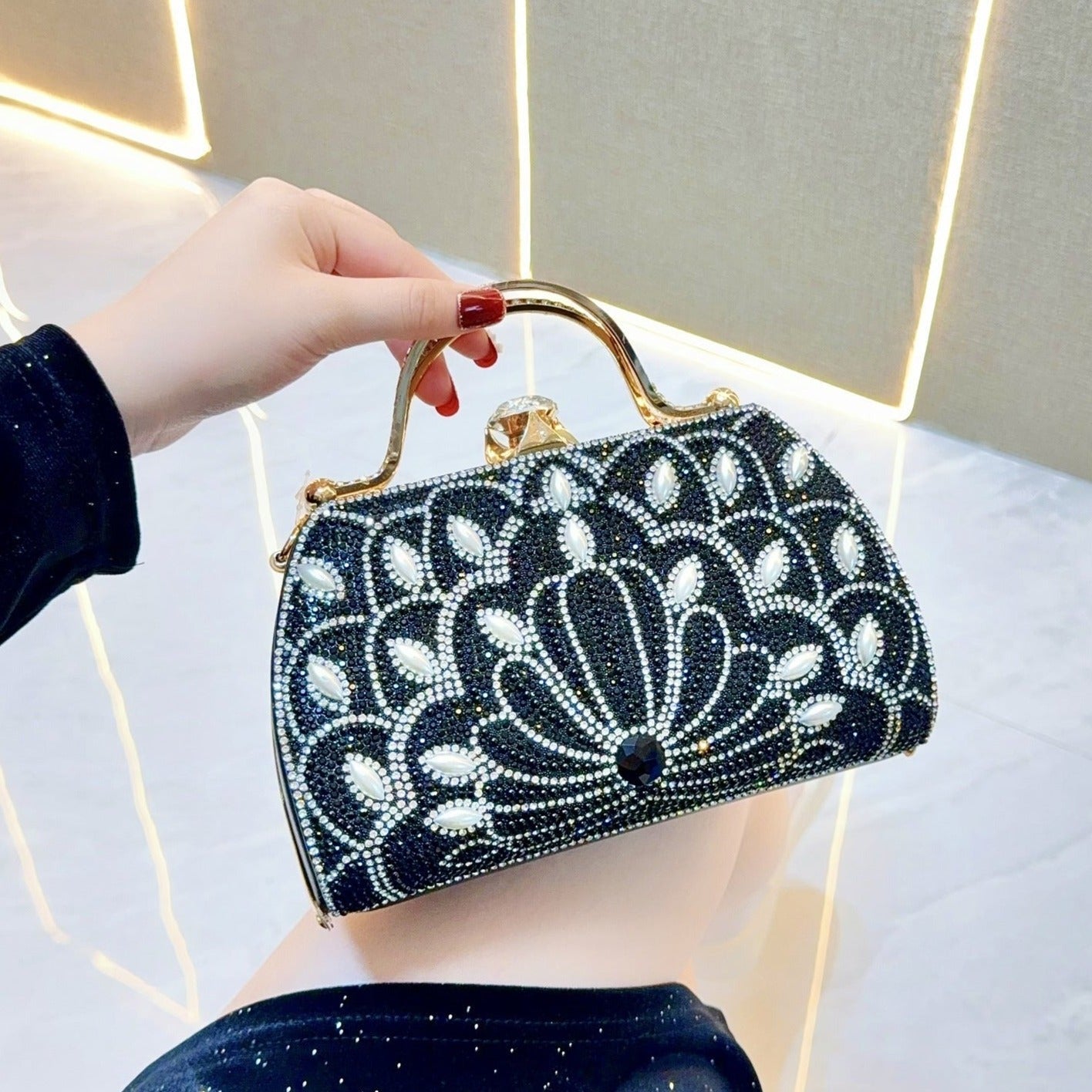 Deco Petal Crystal Clutch – FIORENE