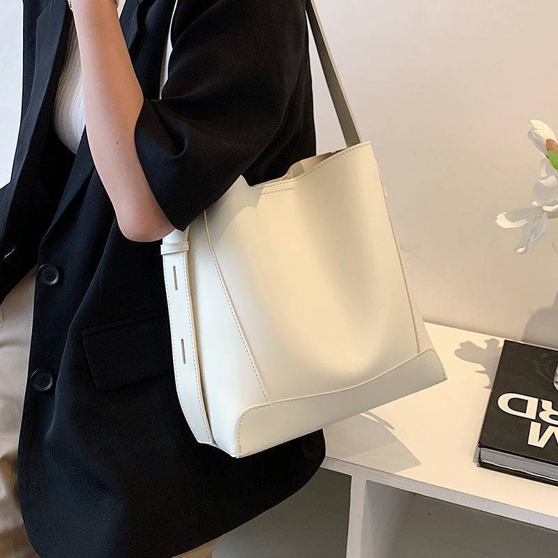 Ebony Curve Tote Bag – FIORENE
