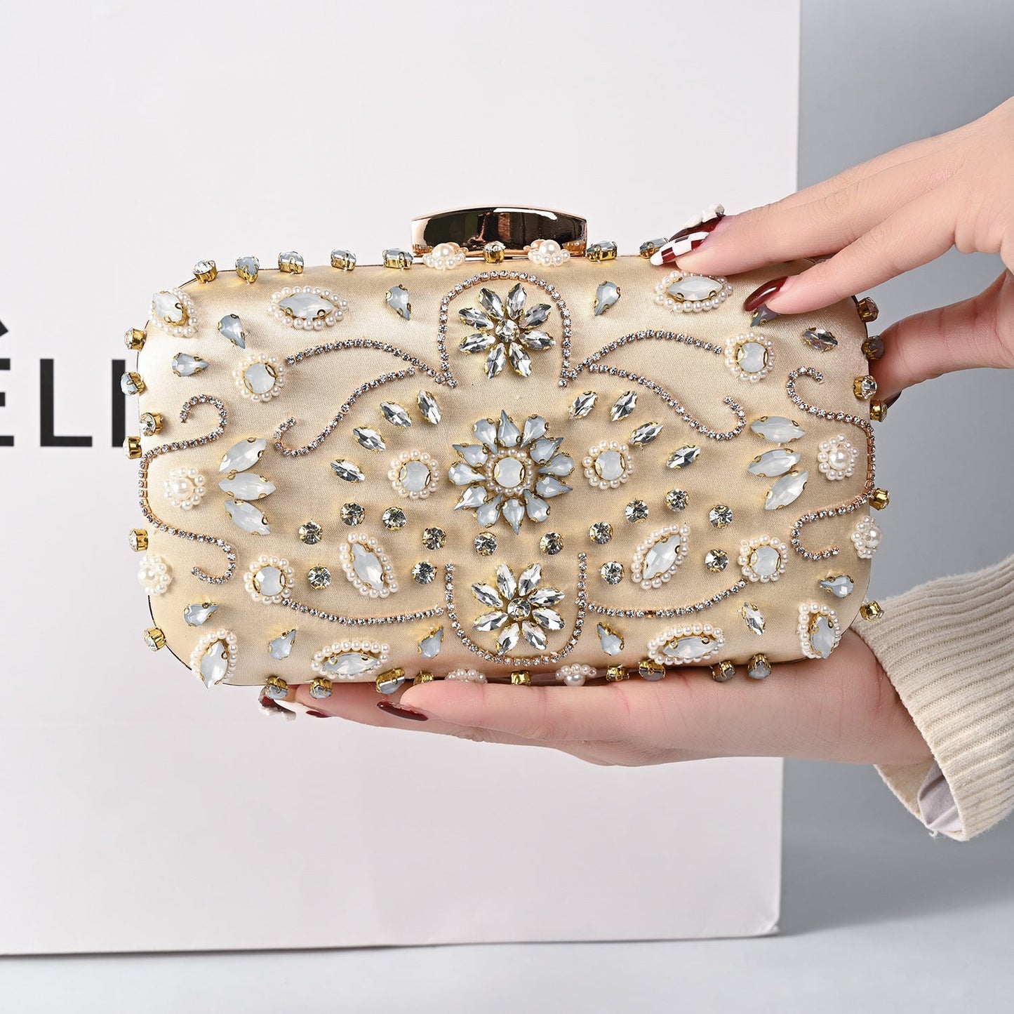 Maristella Embellished Bloom Clutch – FIORENE