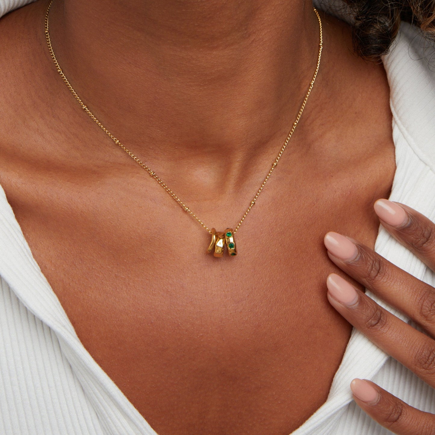 Gilded Emerald-Tone Linked Pendant – FIORENE