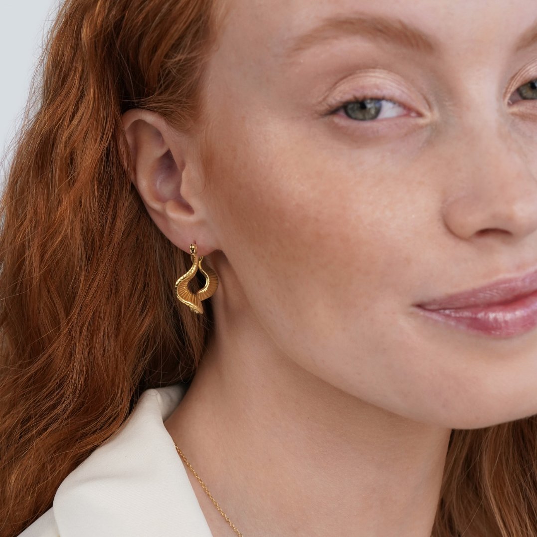 Gilded Sculptural Undulating Earrings – FIORENE