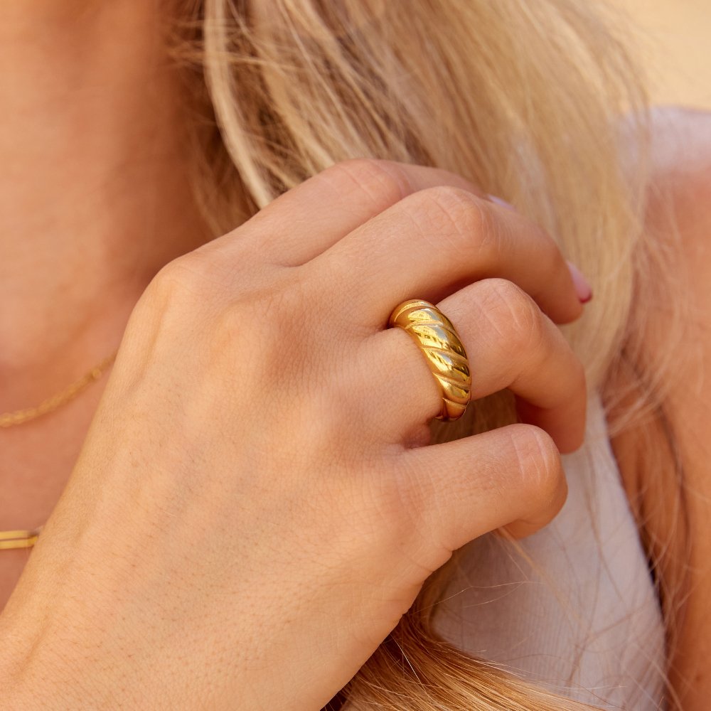 Radiant Golden Twist Ring – FIORENE
