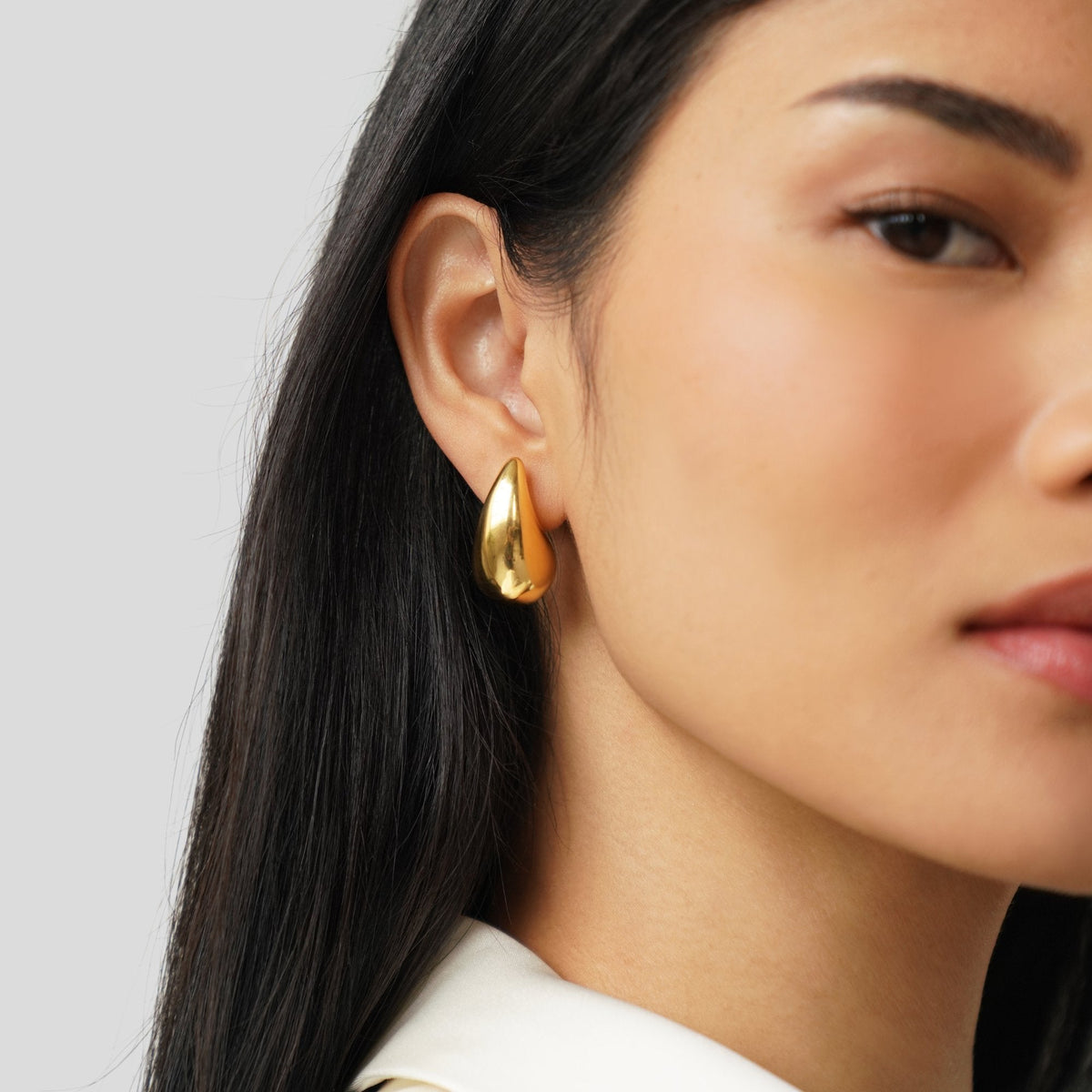Iconic Golden Minimalist Dewdrop Earrings – FIORENE