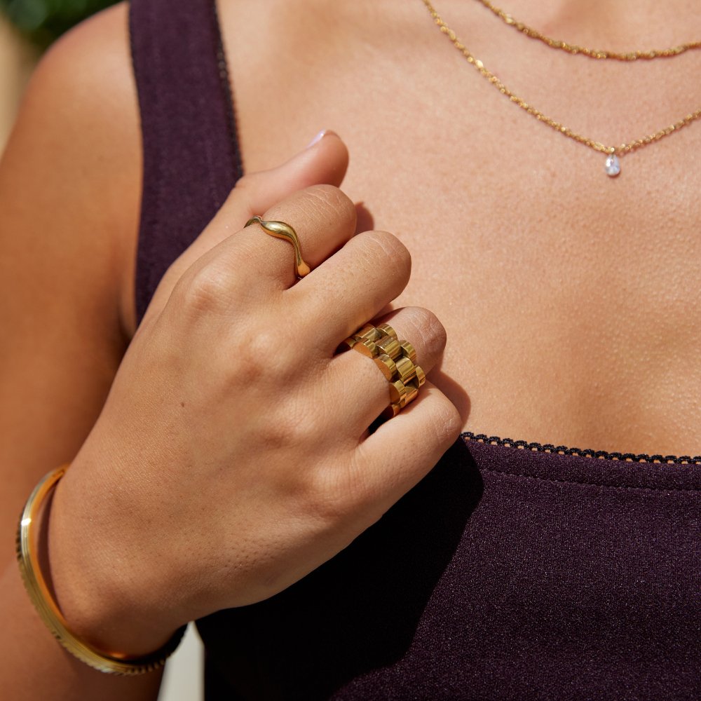 Minimalist Liquid Contour Ring – FIORENE