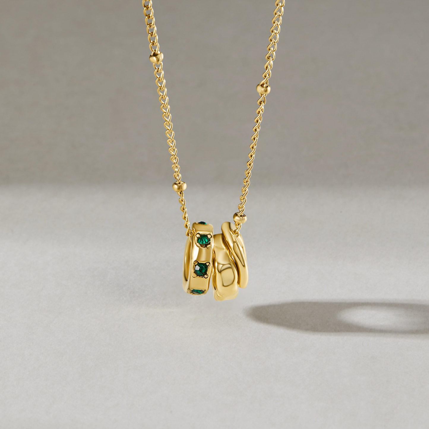 Gilded Emerald-Tone Linked Pendant – FIORENE