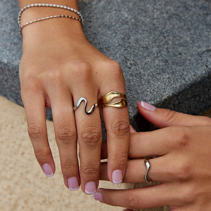 Golden Fluid Wave Ring – FIORENE