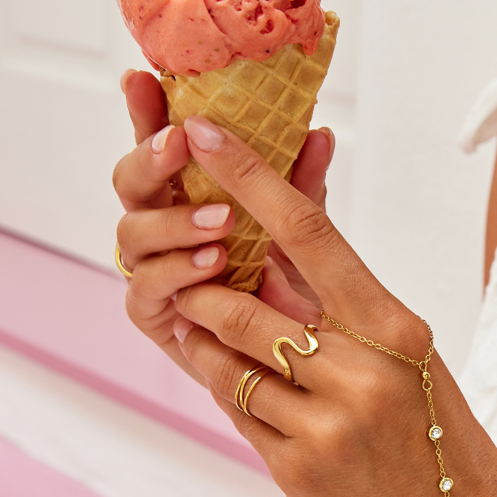 Radiant Gilded Wavy Contour Ring – FIORENE