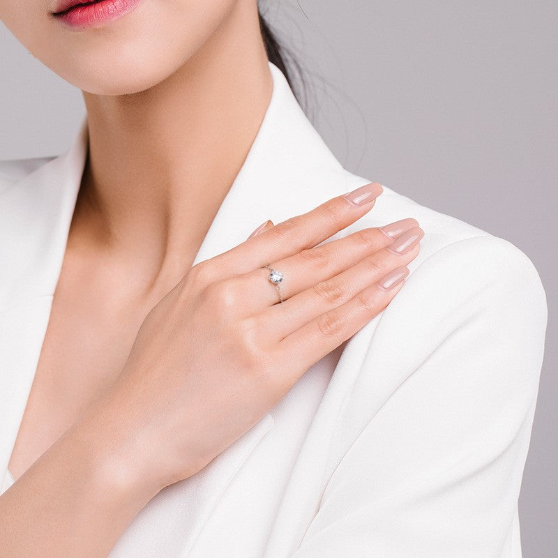 Lunaria Solitaire Chain Ring - FIORENE
