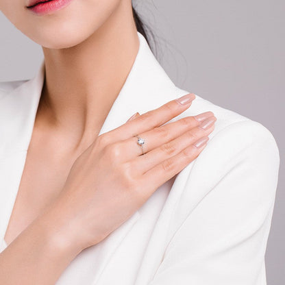 Lunaria Solitaire Chain Ring - FIORENE