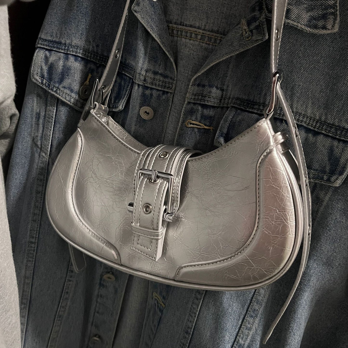 Silver Buckle Curve Shoulder Bag – FIORENE