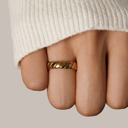 Golden Croissant Dome Ring – FIORENE
