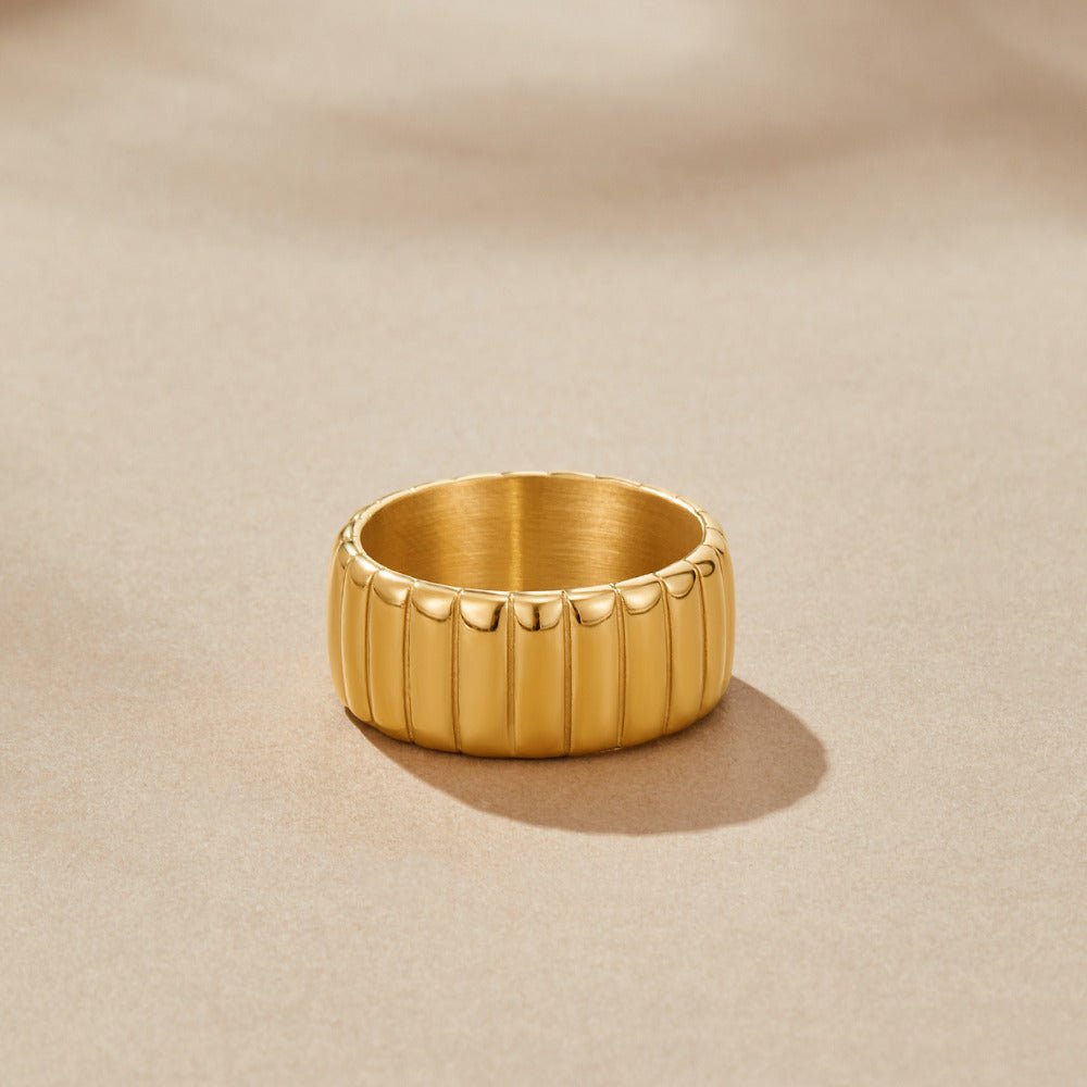 Gilded Ribbed Column Ring – FIORENE