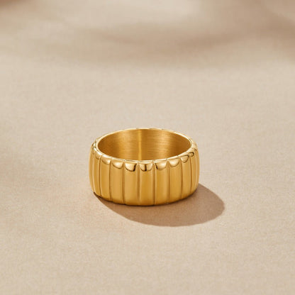 Gilded Ribbed Column Ring – FIORENE
