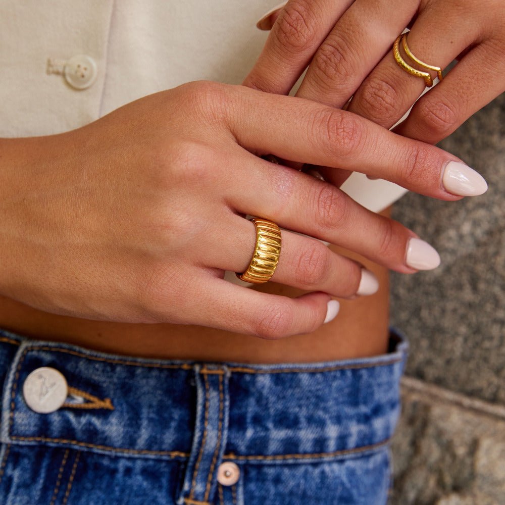 Gilded Ribbed Column Ring – FIORENE
