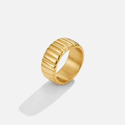 Gilded Ribbed Column Ring – FIORENE