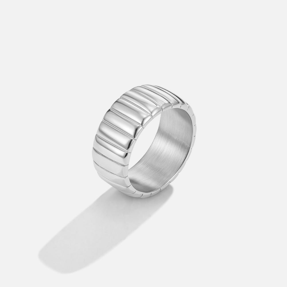 Silver Ribbed Column Ring – FIORENE
