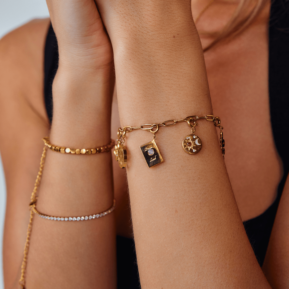 Passport Globe Charm – FIORENE