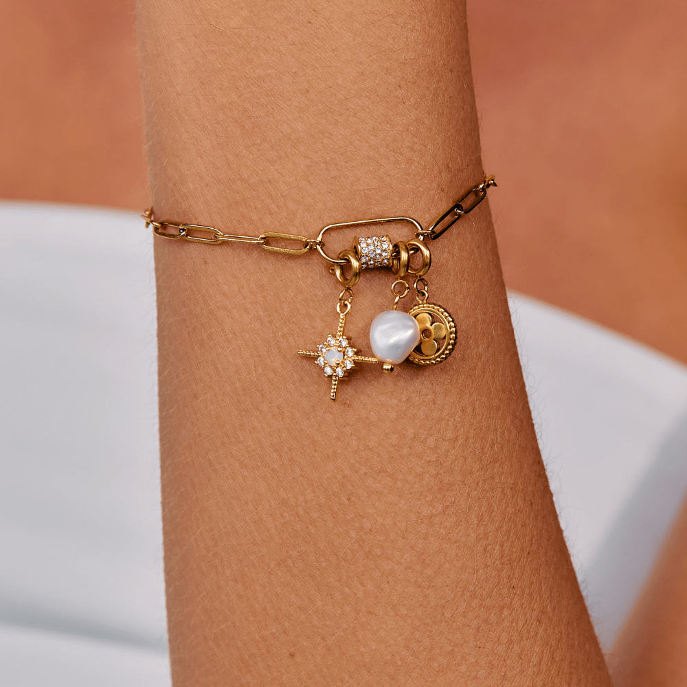 Gilded North Star Charm – FIORENE