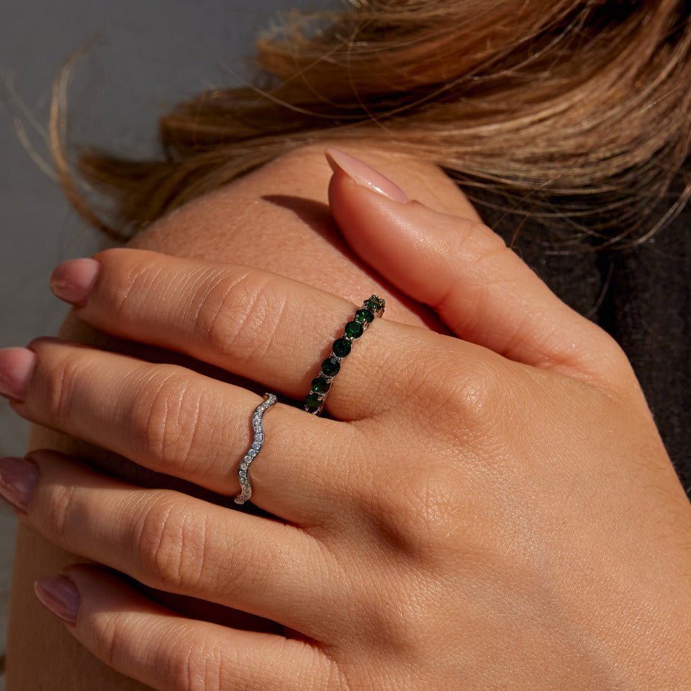 Emerald Eternity Silver Ring – FIORENE