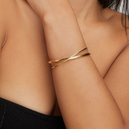 Minimalist Cross-Over Bracelet – FIORENE