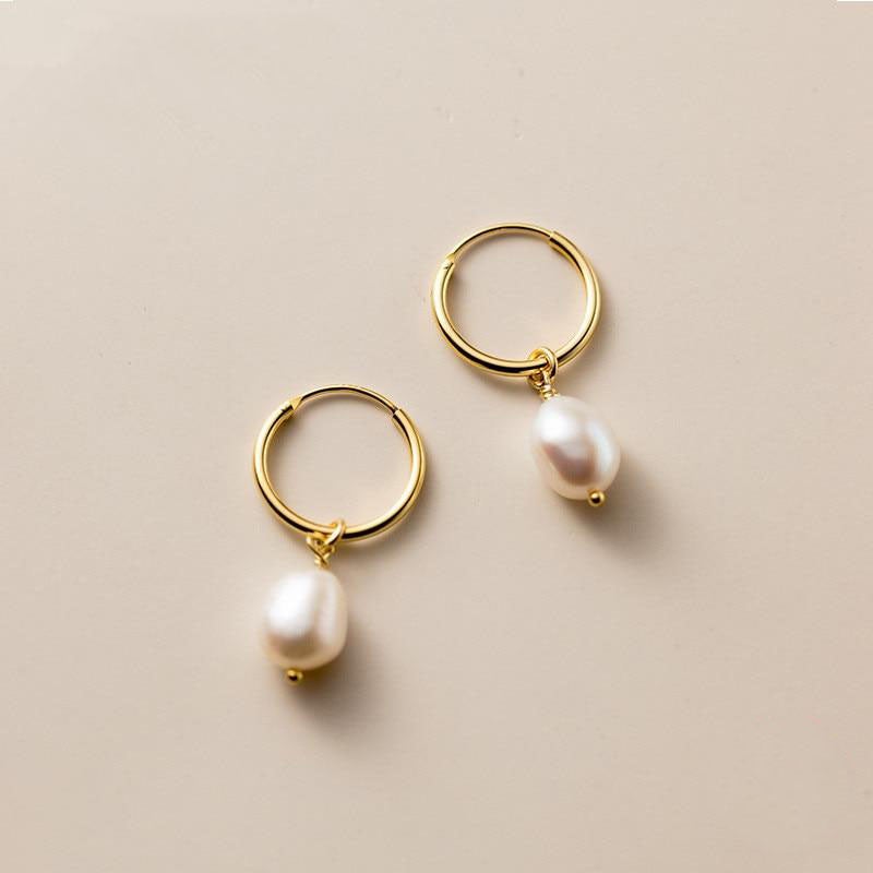 きらめくパールチャームピアス – FIORENE