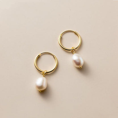 きらめくパールチャームピアス – FIORENE