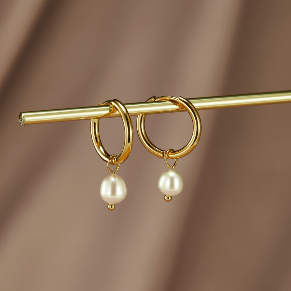 きらめくパールチャームピアス – FIORENE