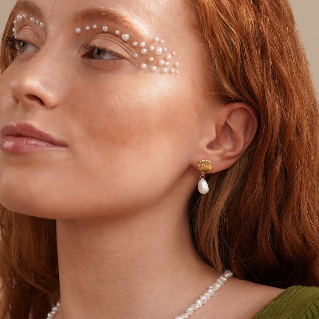 ホタテ貝モチーフの海辺のパールピアス – FIORENE
