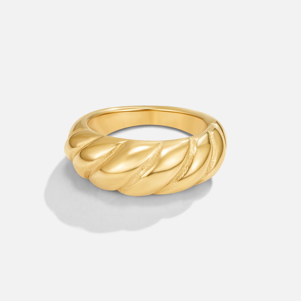 Radiant Golden Twist Ring – FIORENE