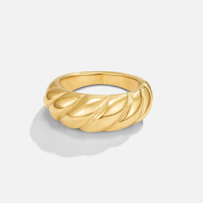 Radiant Golden Twist Ring – FIORENE