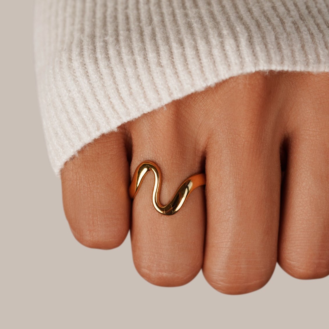 Radiant Gilded Wavy Contour Ring – FIORENE