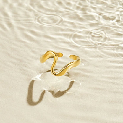 Radiant Gilded Wavy Contour Ring – FIORENE