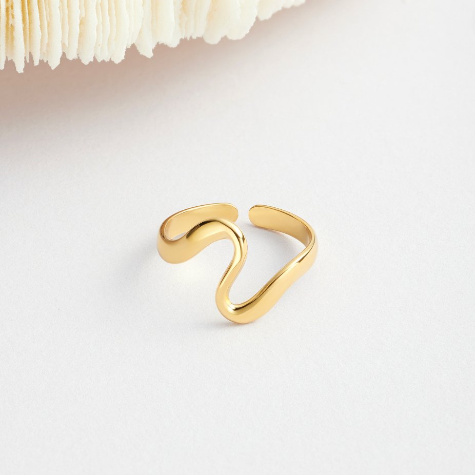 Radiant Gilded Wavy Contour Ring – FIORENE