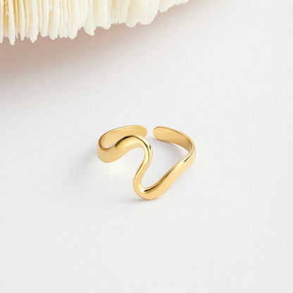 Radiant Gilded Wavy Contour Ring – FIORENE