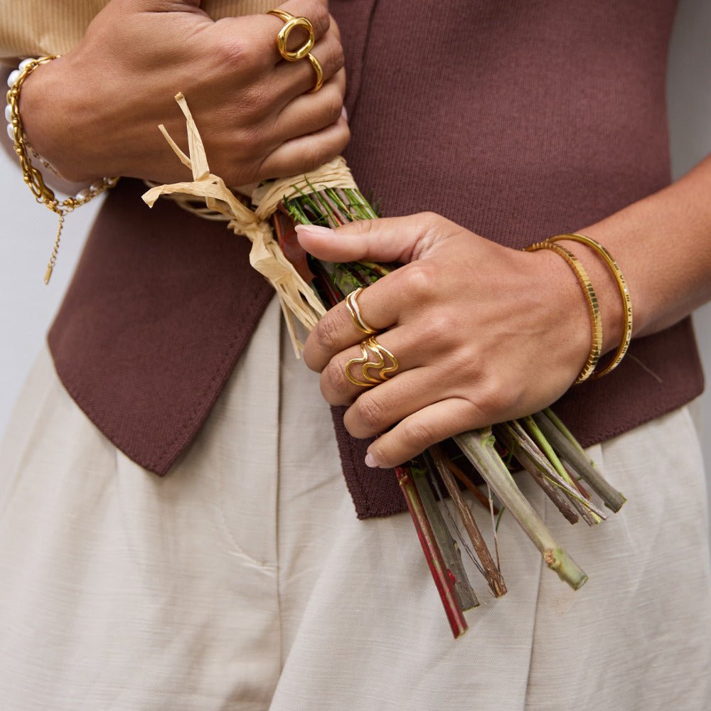 Golden Fluid Silhouette Ring – FIORENE