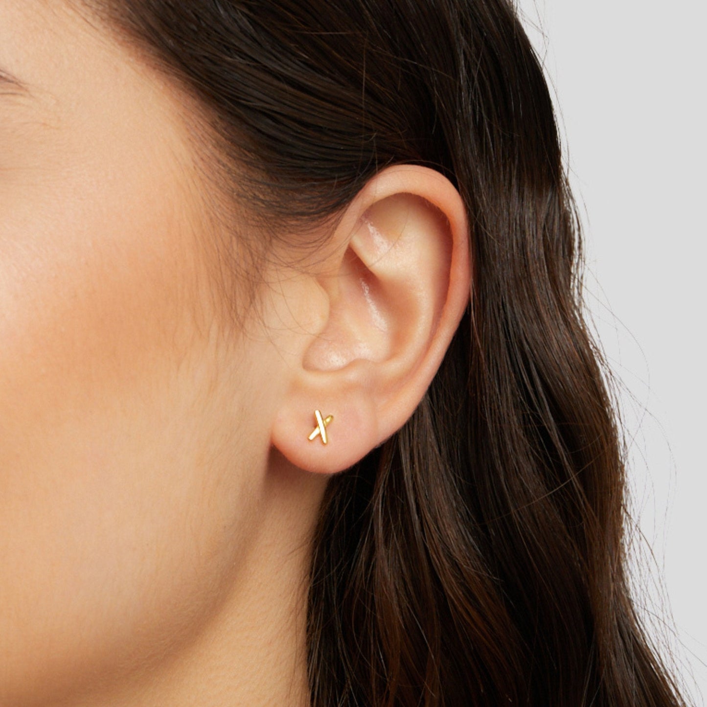 Golden Minimalist Kiss Mark Earrings – FIORENE