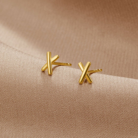 Golden Minimalist Kiss Mark Earrings – FIORENE