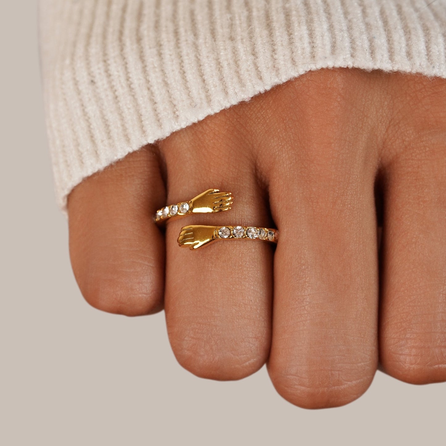 Gilded Hugging Hands Ring – FIORENE