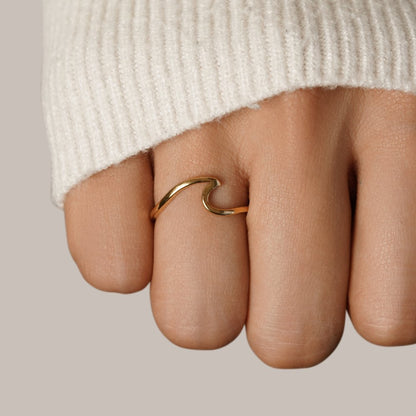 Golden Satin Ripple Ring – FIORENE