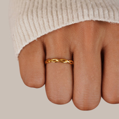 Luminous Golden Twisted Vine Ring – FIORENE