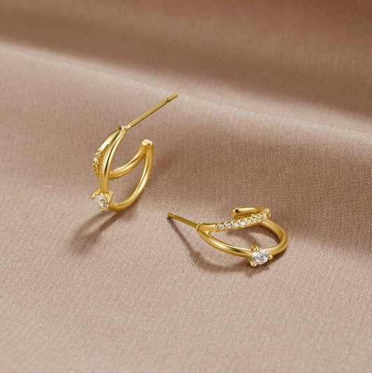 Dual-Arc Golden Solitaire Earrings – FIORENE