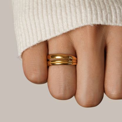 Golden Minimalist Split-Aisle Ring – FIORENE
