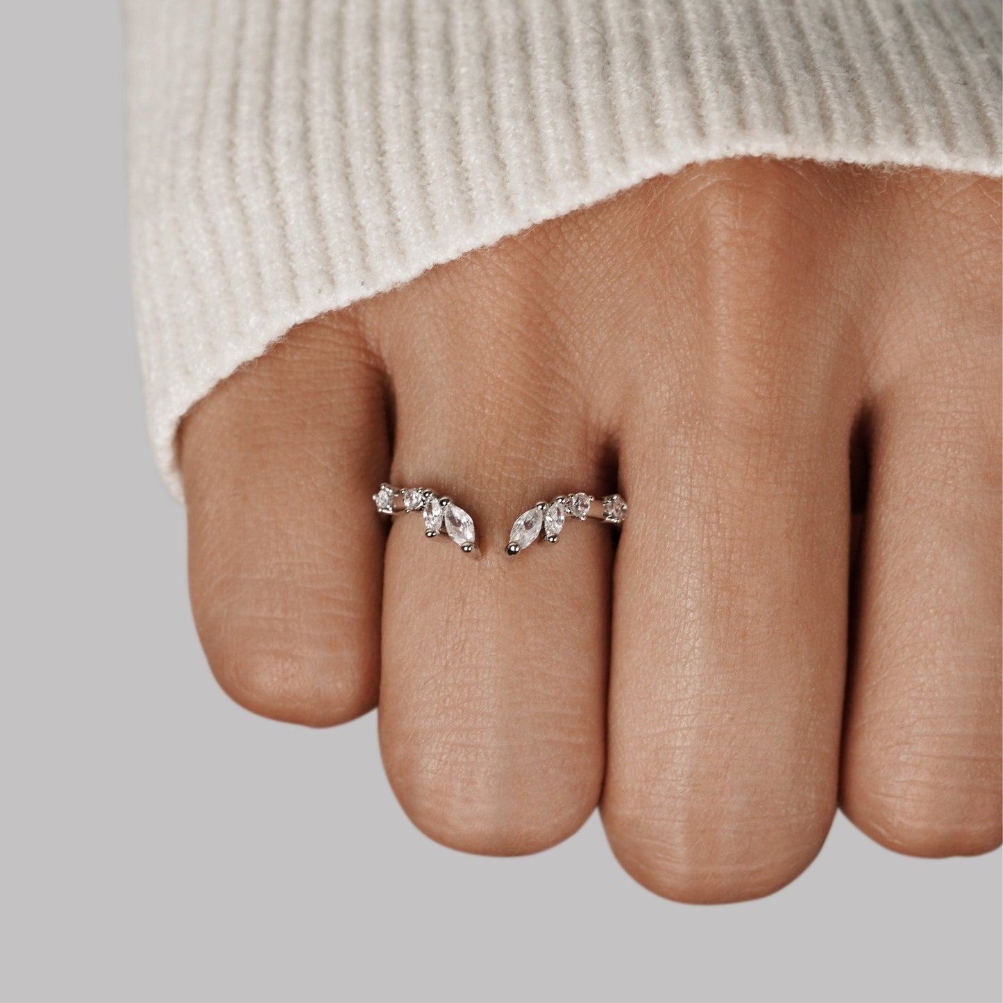 Arctic Wings Chevron Ring – FIORENE