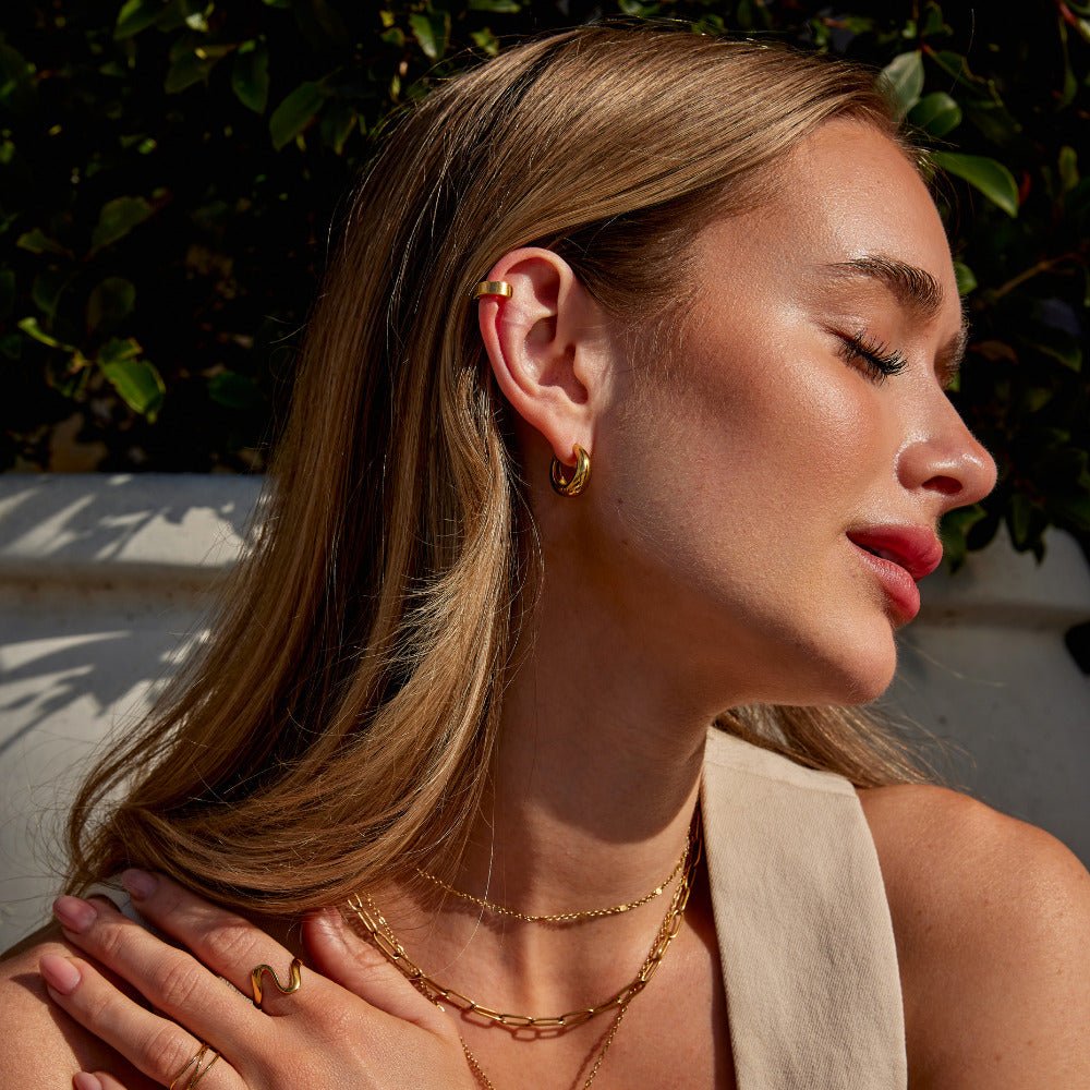 Essential Huggie Earrings – FIORENE