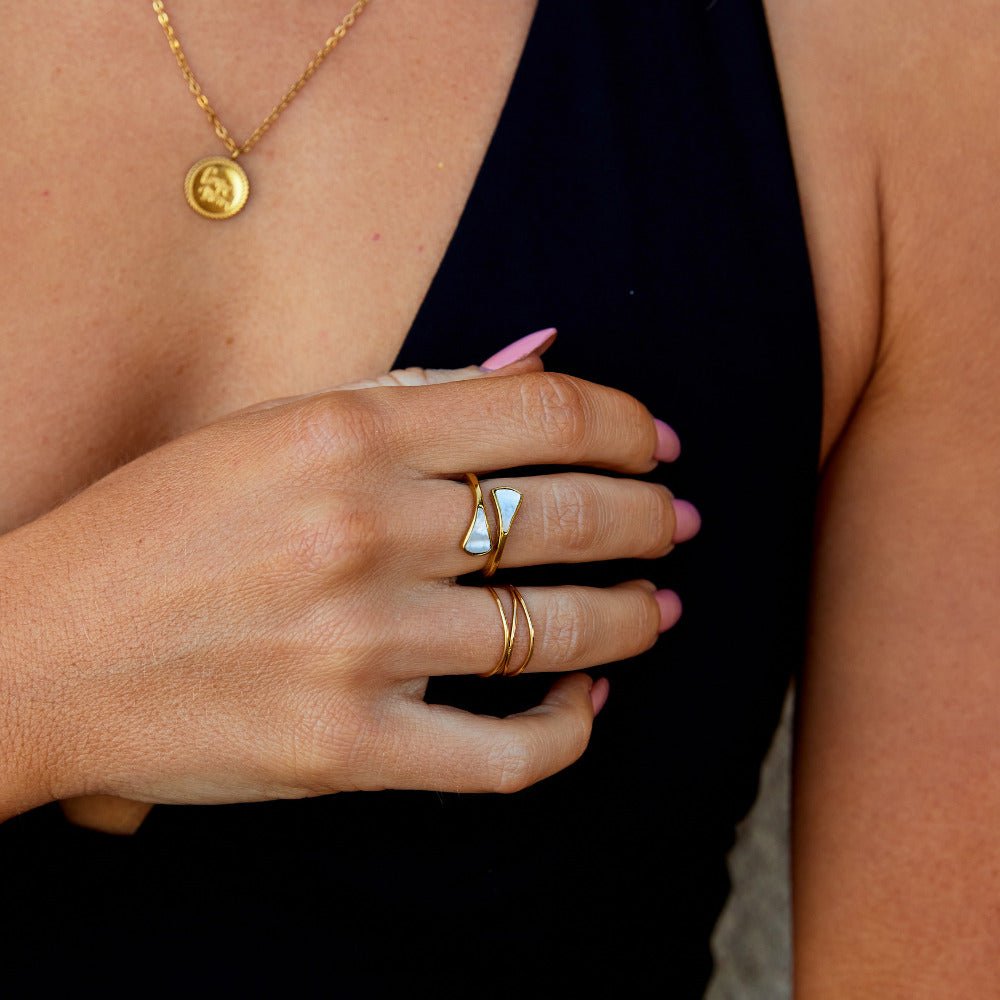 Nacre Bypass Ring – FIORENE