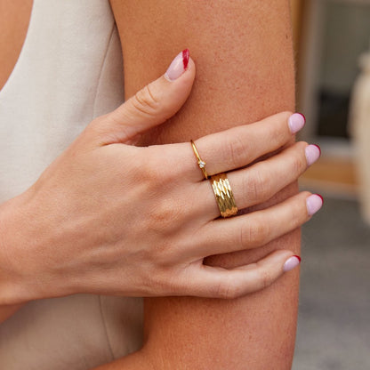 Golden Geometric Carved Ring – FIORENE