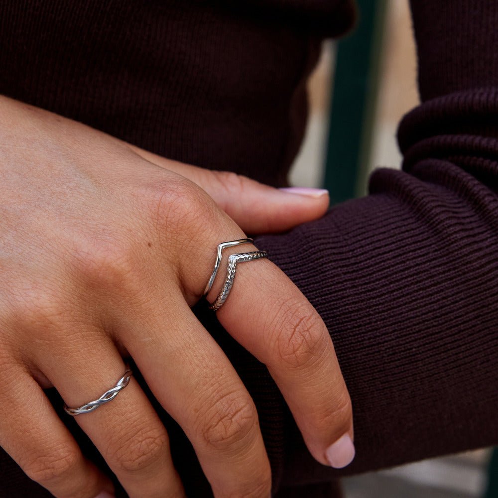 Silver Textured Chevron Ring – FIORENE