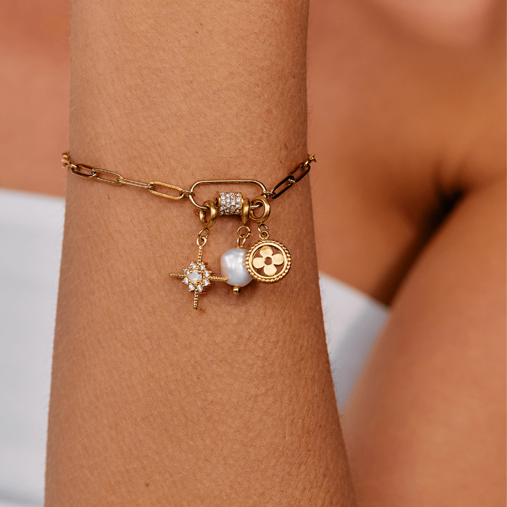 Sculpted Clover Charm – FIORENE