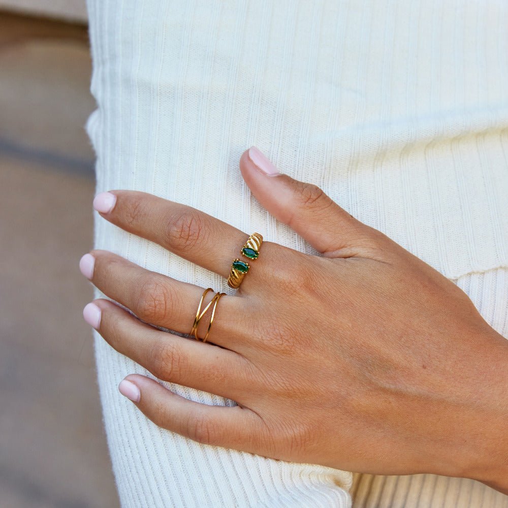 Emerald Twist Ring – FIORENE