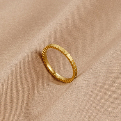 Minimalist Scalloped Gold Ring – FIORENE
